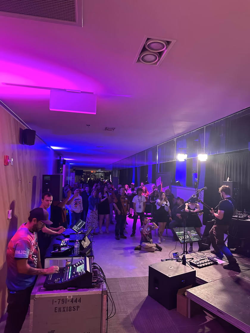 Foule participante reunie dans une salle de MeetUp Lan JDL avec une ambiance communautaire.